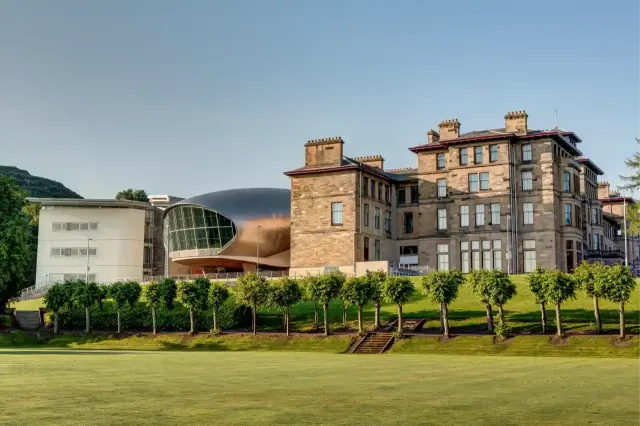 Combination of historic and modern buildings at Edinburgh Napier University